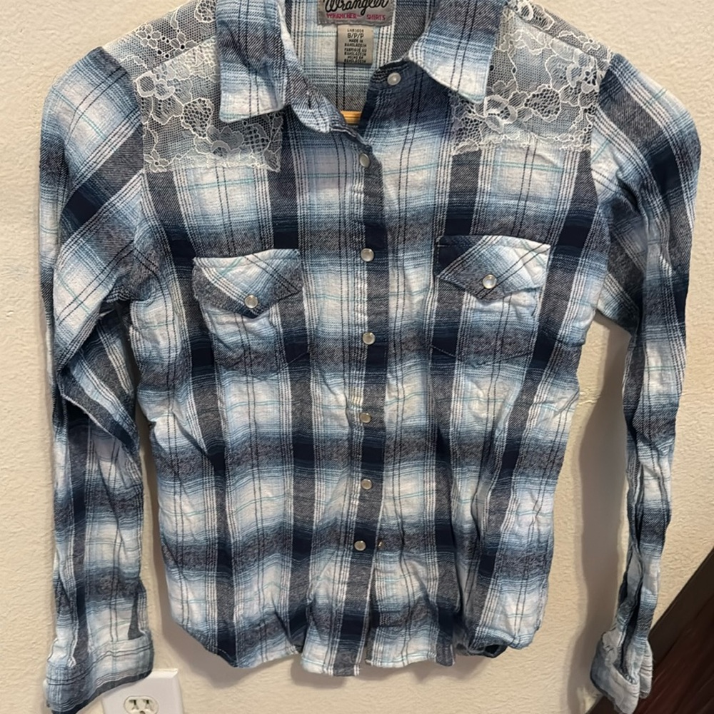 Woman’s S Wrangler flannel long sleeve snap button